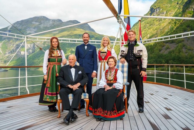 Kongefamilien lot seg fotografere på Kongeskipet «Norge» i forbindelse med Märtha Louise og Durek Verrett sitt bryllup. Foto: Cornelius Poppe / NTB hovedbilde
