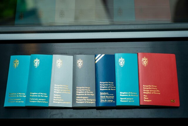 Diplomatpasset har turkis farge, her avbildet sammen med de andre typene pass det er mulig å ha. Foto: Heiko Junge / NTB hovedbilde