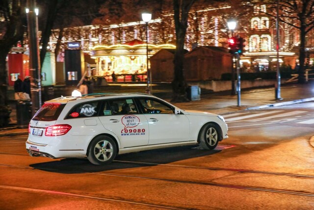 Vanskelige beregninger: Det er ikke lett å sammenligne taxipriser mellom ulike byer. Bildet viser en taxi fra Nedre Romerike Taxi som kjører i Oslos gater. Terje Bendiksby, NTB Scanpix Vanskelige beregninger: Det er ikke lett å sammenligne taxipriser mellom ulike byer. Bildet viser en taxi fra Nedre Romerike Taxi som kjører i Oslos gater.