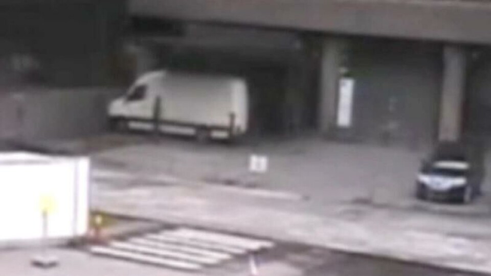 Anders Behring Breivik parkerte den hvite varebilen rett utenfor høyblokka og forlot regjeringskvartalet. Bilen inneholdt en hjemmelaget bombe på 950 kilo, som eksploderte ni minutter etterpå. Foto: Overvåkningsbilde fra regjeringskvartalet.