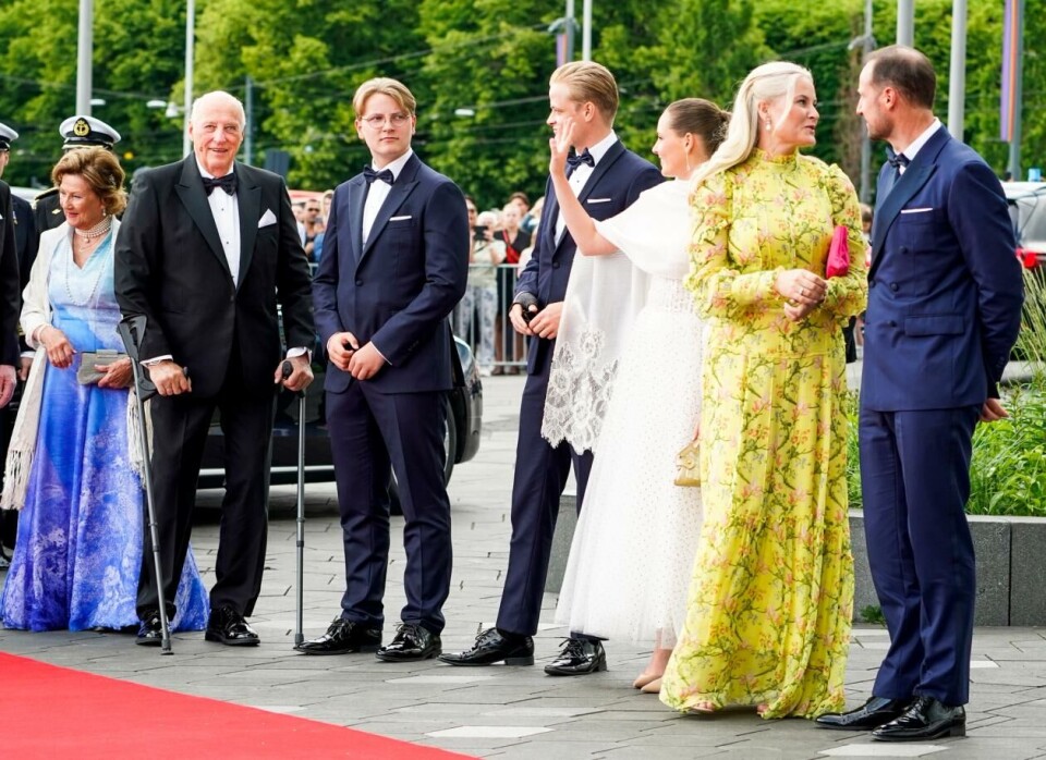 Kongefamilien får diplomatpass. Her er dronning Sonja, kong Harald, prins Sverre Magnus, Marius Borg Høiby, prinsesse Ingrid Alexandra, kronprinsesse Mette-Marit og kronprins Haakon. Foto: Lise Åserud / NTB