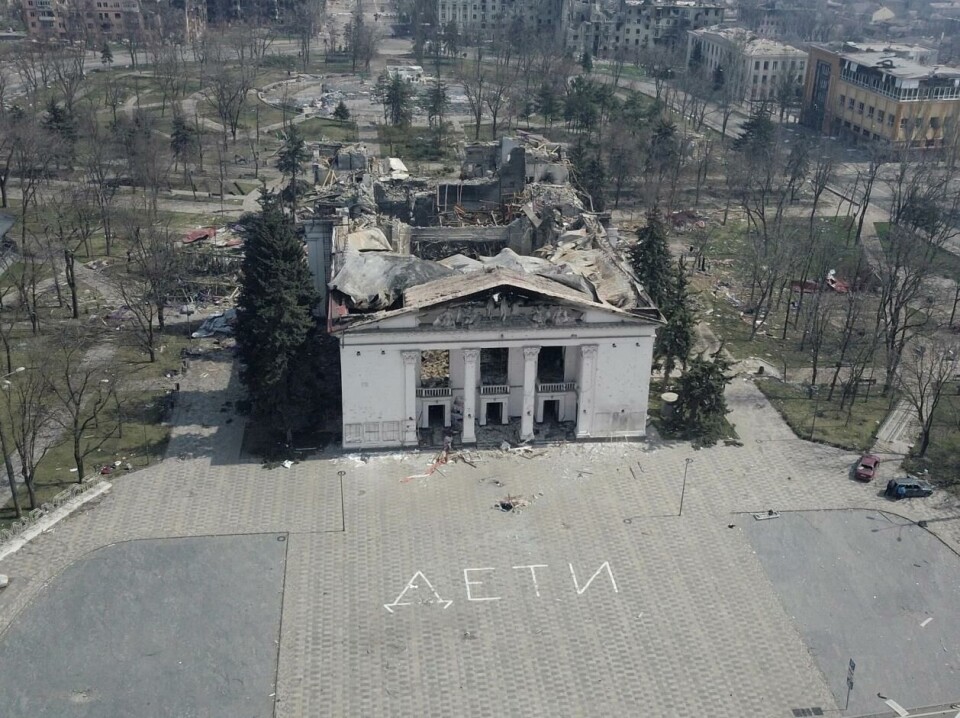 Bombingen av Donetsk Academic Regional Drama Theatre i Mariupol 16. mars er et av de mest dødelige angrepene på sivile i Ukraina. Det er anslått at rundt 600 sivile som gjemte seg der ble drept. På bakken var det skrevet ordet «barn» på russisk.