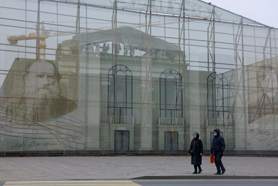 Det som er igjen av teatret er nå skjermet av duker, og skal restaureres. Bildet er tatt 16. februar 2024. Foto: Alexander Ermochenko / Reuters