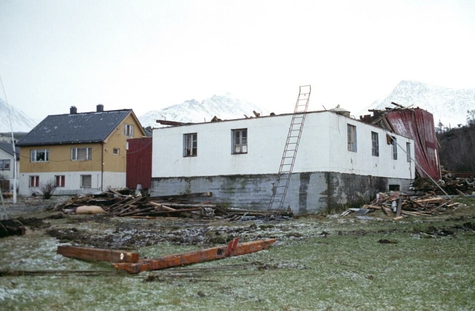 Nyttårsorkanen 1. januar 1992 førte til store skader. Uværet var varslet, men kom likevel overraskende på samfunnet, skriver Store norske leksikon. I etterkant laget man en varslingsplan for å sikre at informasjon om spesielt farlig vær, ekstremvær, når frem til ansvarlige myndigheter. Foto: Bjørn Sigurdsøn /NTB