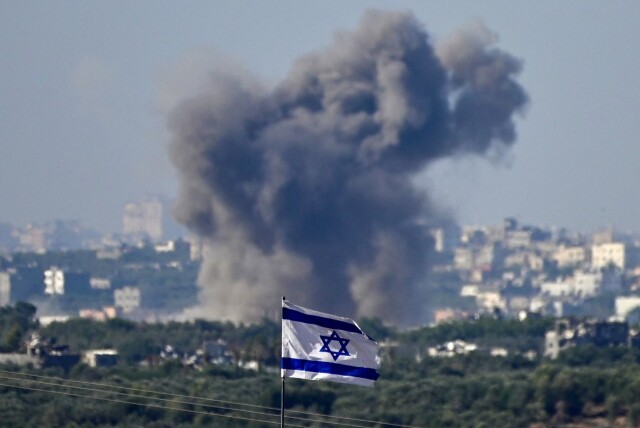 Her ser man det israelske flagget med Gazastripen i bakgrunnen. Bildet er tatt 21. november 2023. Foto: John Macdougall/ AFP hovedbilde