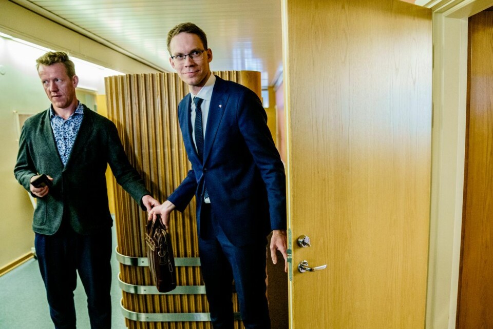 Per Anders Langerød (t.v.) og Eigil Knutsen i stortingsgangene i forbindelse med revidert nasjonalbudsjett. Foto: Stian Lysberg Solum / NTB.