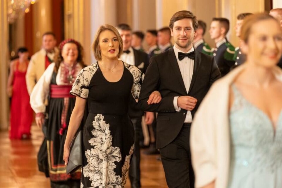 Stortingsrepresentant Andreas Sjalg Unneland jobber i disse dager med et forslag om å avskaffe monarkiet. Her er han avbildet på Slottet, på middagen for stortingsrepresentantene, sammen med partikollega Kari Elisabeth Kaski. Foto: Frederik Ringnes / NTB