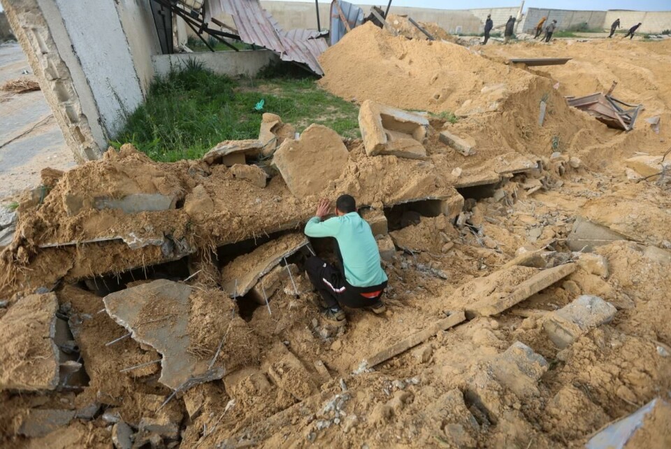 En palestinsk mann sjekker de ødelagte gravene på gravplassen i Khan Younis. Foto: Ahmed Zakot / Reuters / NTB