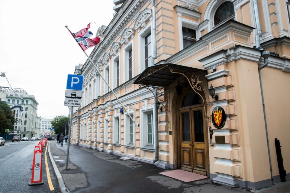 Embets- og tjenestemenn på norske ambassader i utlandet får diplomatpass. Det gjør også deres medfølgende familiemedlemmer. Her er Den norske ambassaden i Moskva. Foto: Berit Roald / NTB