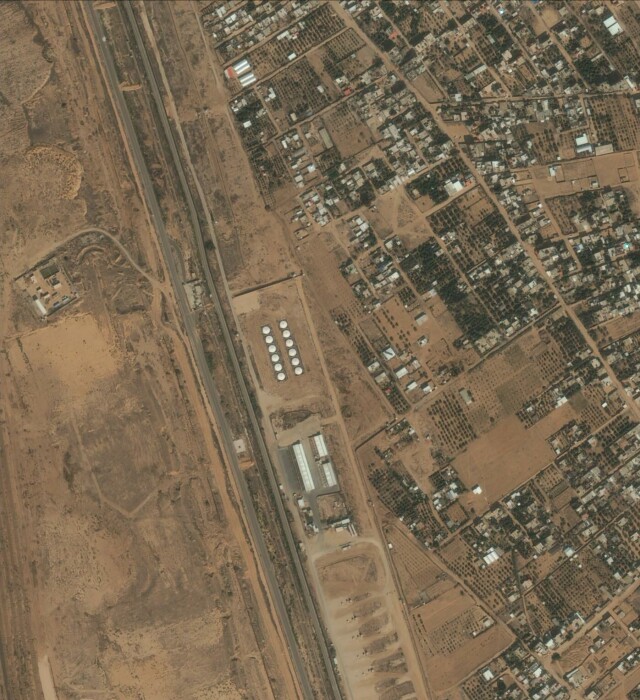 Et satellittbilde tatt 26. oktober viser at det står tolv hvite tanker i Gaza like ved grensen mot Egypt. Dette er de omstridte tankene som det israelske militæret postet bilde av. Foto: Airbud Pleiades hovedbilde