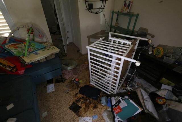Bildet fra Kibbutz Nir Oz viser hvordan et hus ble forlatt etter Hamas-terroren 7. oktober. Bildet er tatt 21. november. Foto: Ronen Zvulun / Reuters hovedbilde