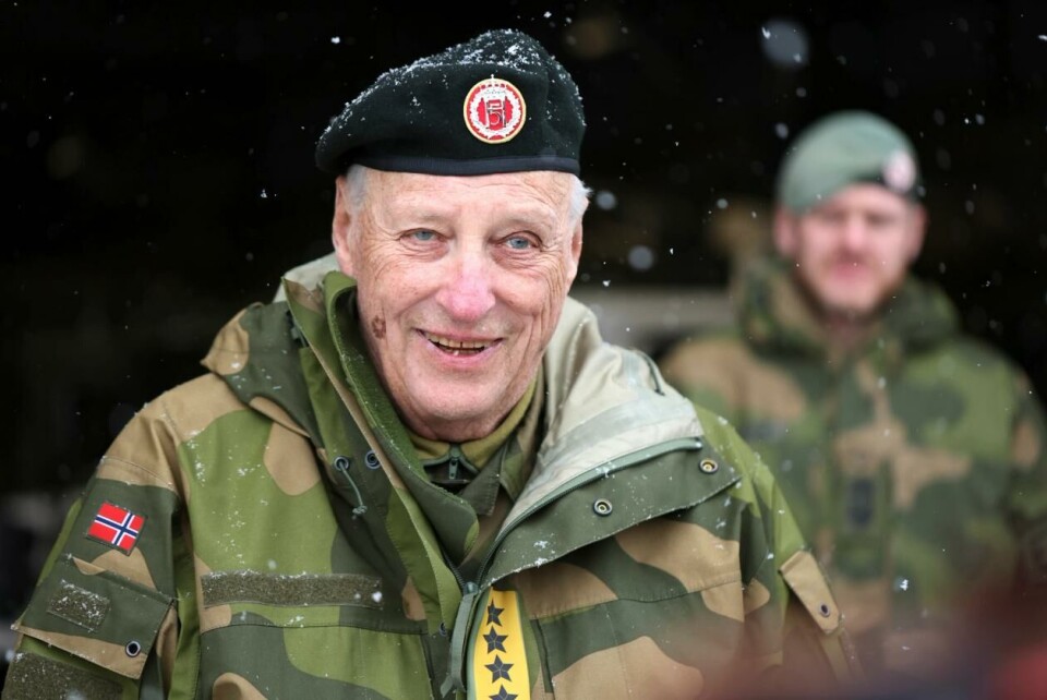 Kong Harald er etter Grunnnloven øverst kommanderende for det norske forsvaret. Foto: Jan Langhaug / NTB