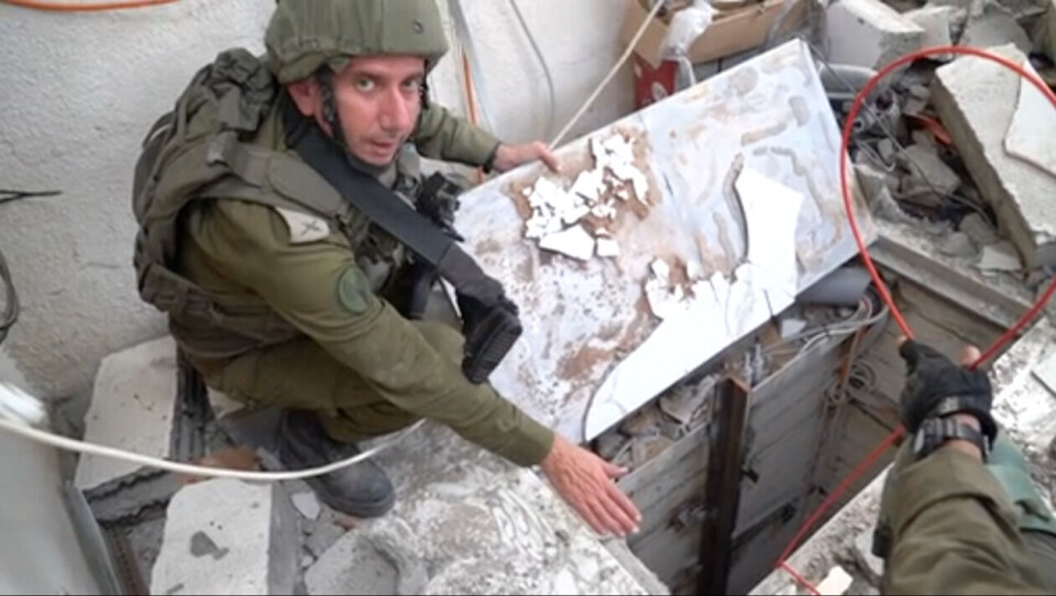Talsperson for IDF, Daniel Hagari, ser i kamera og viser det de mener er en tunnel. Skjermbilde, X