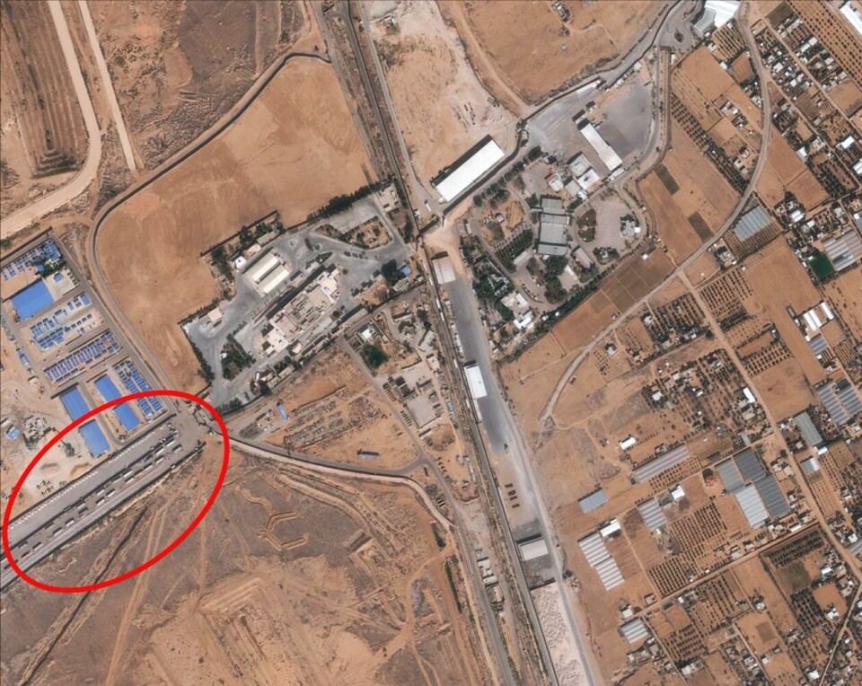 Satellittbilde av grensestasjonen Rafah mellom Egypt og Gaza 26. oktober. På bildet ser vi lastebiler på den egyptiske siden av grensen som står klare og venter på å få slippe inn i Gaza med nødhjelp. Foto: Airbud Pleiades