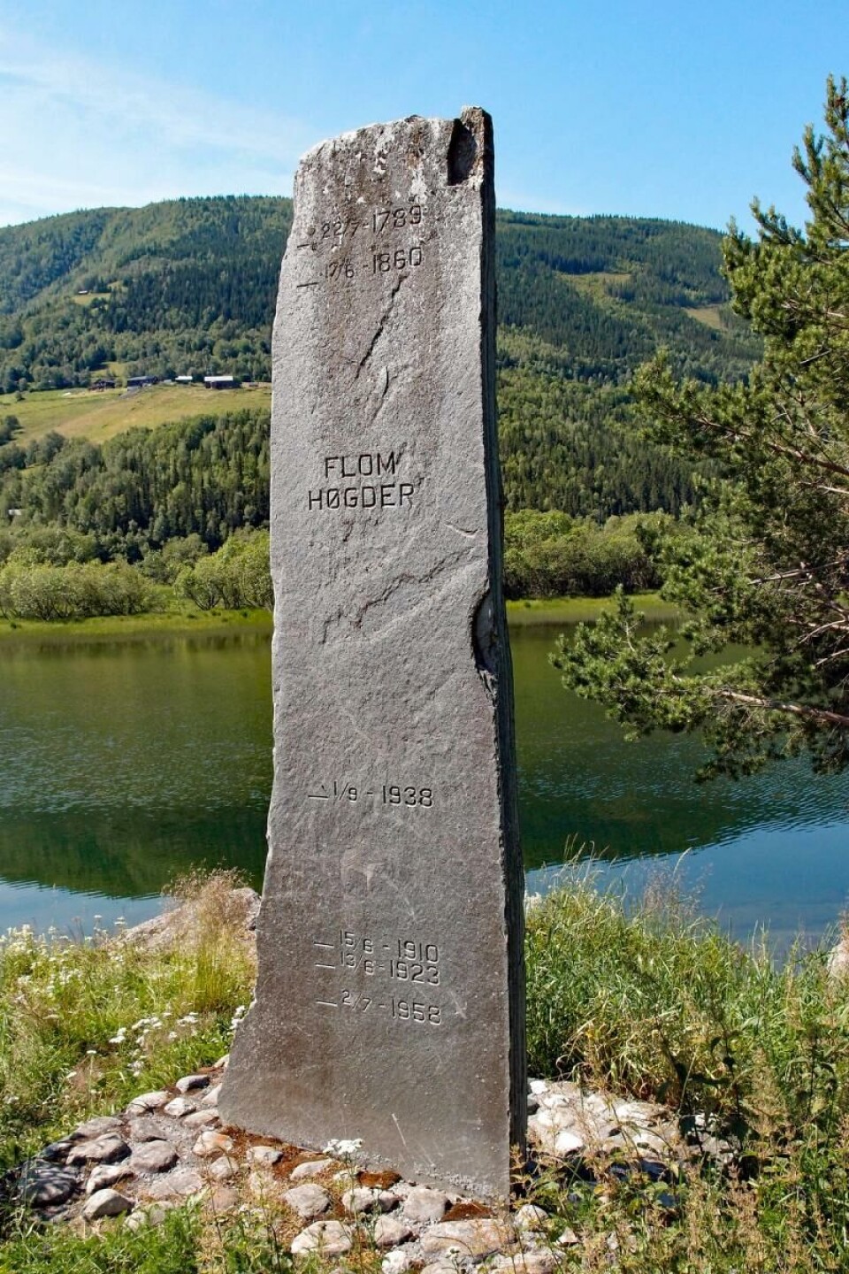 På flomstøtta i Lalm ser vi at Storofsen i 1789 førte til den aller høyeste vannstanden i Ottaelva. Flommen i 1860 gikk nesten like høyt. Deretter vises høyden for flommene i 1938, 1910, 1923 og 1958. Foto: Atle Råsberg, Wikimedia commons