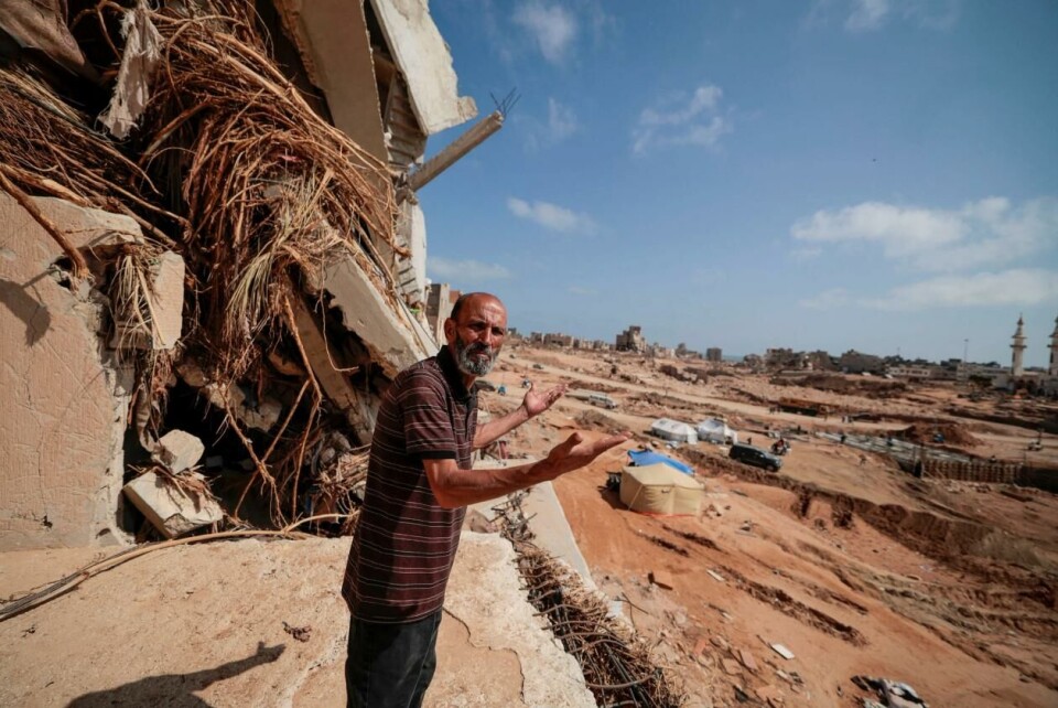 Hamdi Cheikh, som overlevde flommen i Derna, fotografert mens han snakker med journalister i Derna 21. september. Foto: REUTERS/Zohra Bensemra