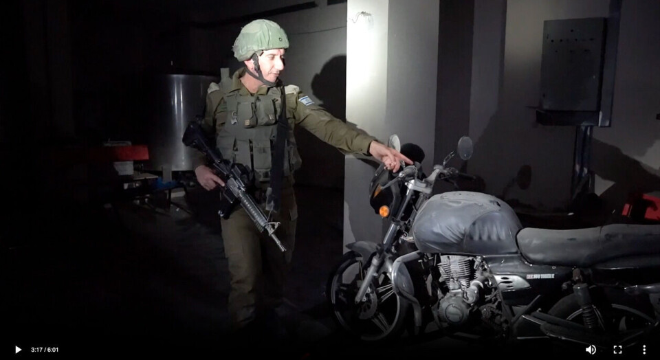 Talsperson for IDF, Daniel Hagari, peker på det de hevder er et kulehull. Skjermbilde, X
