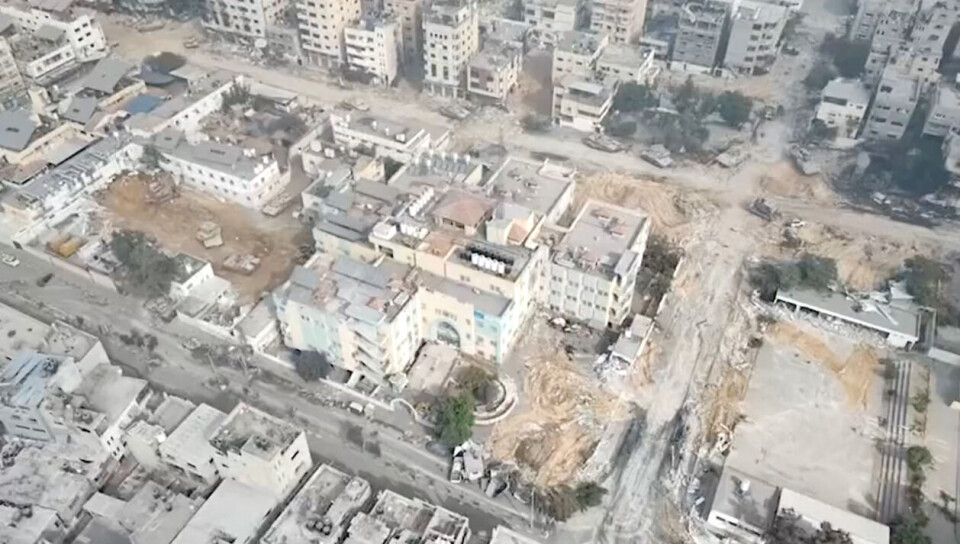 IDF publiserte 14. november en dronevideo av stridsvogner utenfor Rantisi sykehus. Al-Nasr ligger på andre siden av gaten ovenfor Rantisi. Stridsvognene til venstre på bildet er cirka 70 meter unna barnesykehuset. Skjermdump: IDF