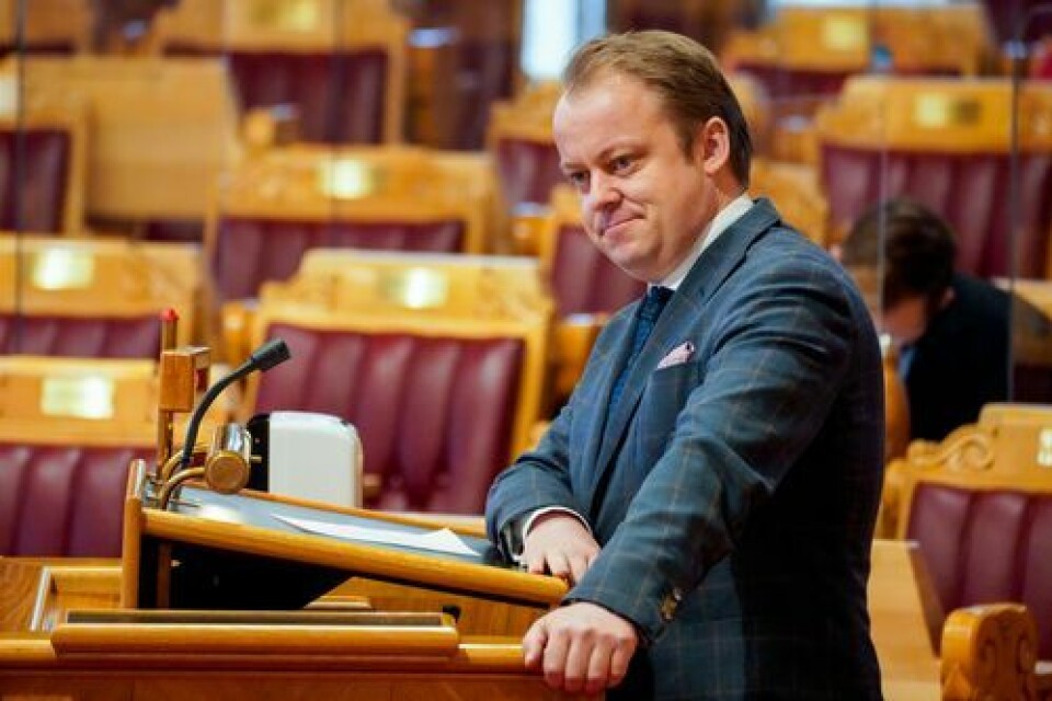 Erlend Wiborg er stortingsrepresentant for Frp, og argumenterte i Dagsnytt 18 for at det heller burde arrangeres markering for de sivile på begge sider av konflikten enn at norske rådhus skulle flagge for Palestina på FNs dag for solidaritet med Palestina. Foto: NTB / Ole Berg-Rusten