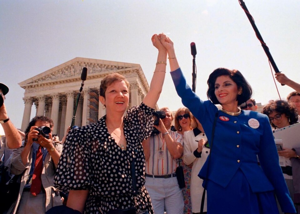 Norma McCorvey ble kjent som «Jane Roe» i høyesterettssaken i 1973. Her er hun fotografert sammen med advokaten sin, Gloria Allred, utenfor høyesterettsbygningen i Washington, DC i 1989. Foto: J. Scott Applewhite/ AP Photo.