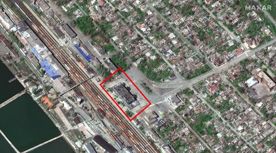 Dette satellittbildet er tatt 29. april og viser ødeleggelsen på togstasjonen og områdene rundt. Foto: AFP PHOTO / Satellite image ©2022 Maxar Technologies