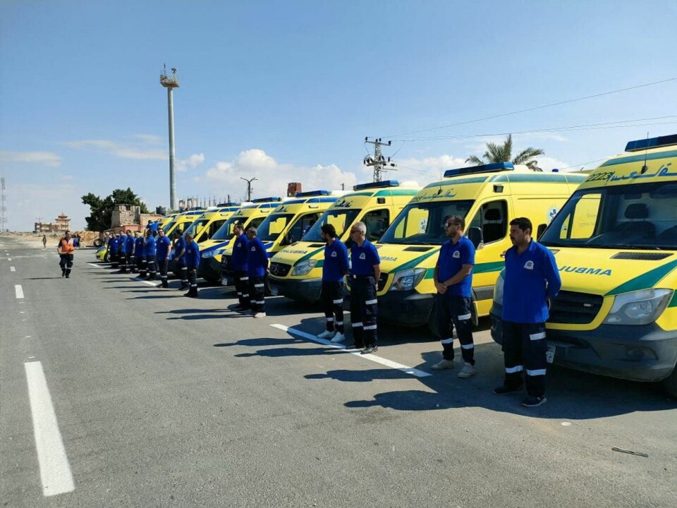 En rekke ambulansepersonell står også klare til å rykke inn når grensen åpner. Bildet er tatt 16. oktober 2023.