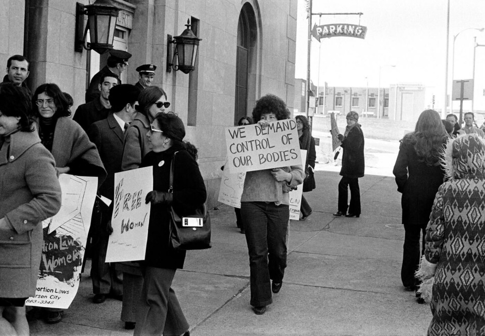 Demonstrasjon for abortrettigheter i St. Louis i 1972. Året etter ble abort i løpet av de tre første månedene av graviditeten legalisert i alle stater, som følge av Roe vs. Wade. Foto: NTB.