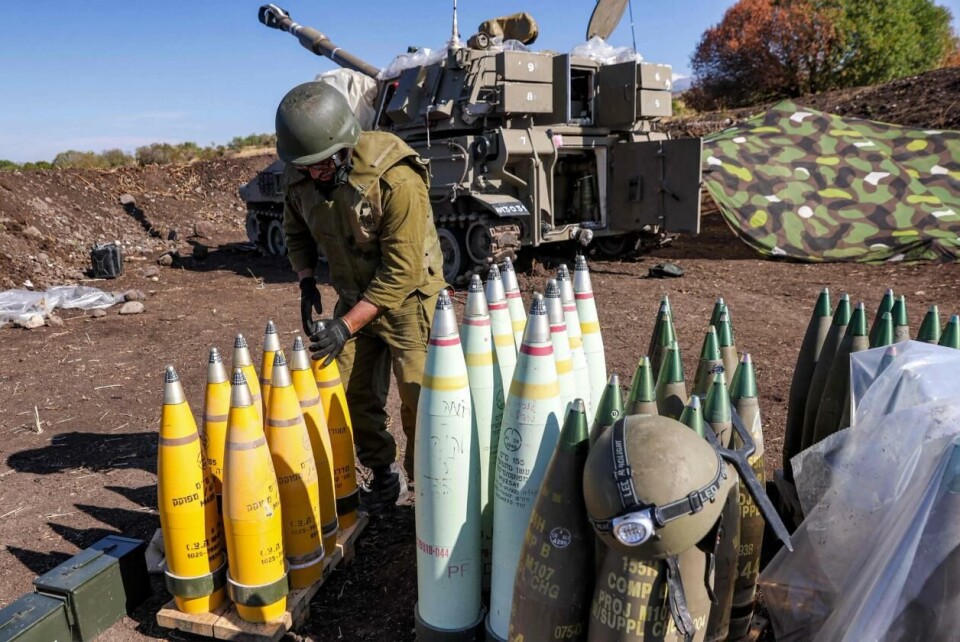 Israelske soldater med ammunisjon som samsvarer med hvit fosfor i øvre Galilee-regionen nord i Israel 18. oktober. Foto: Jalaa Marey / AFP / NTB
