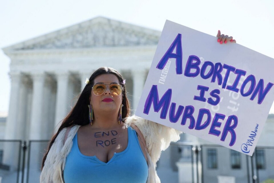 Sterke virkemidler og protester er vanlig på begge sider av abortkampen i USA. Her demonstrerer en motstander av abort foran høyesterettsbygningen i Washington, DC 6. juni. Foto: Evelyn Hockstein / Reuters.