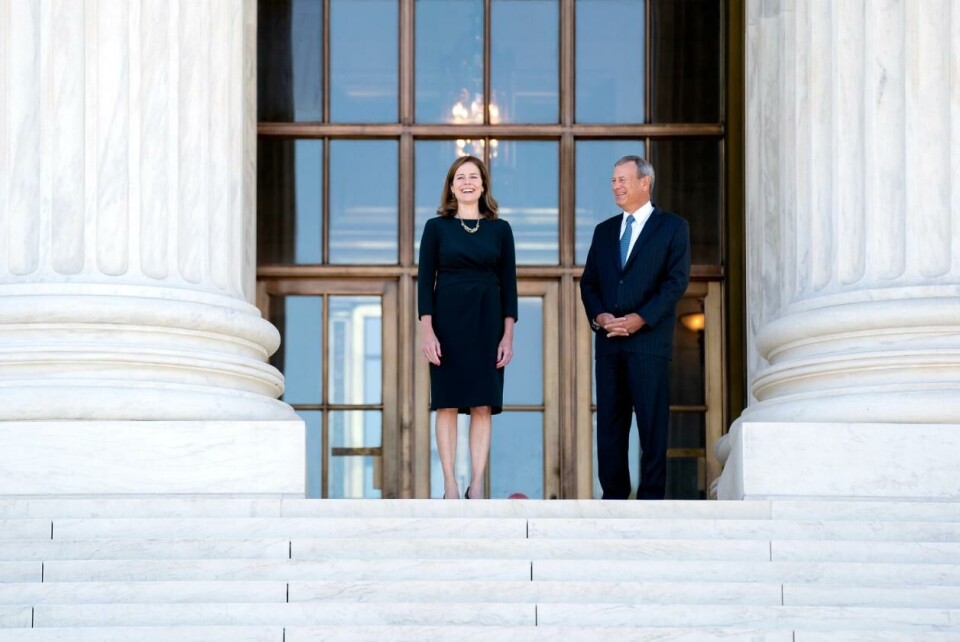 Utnevnelsen av den konservative dommeren Amy Coney Barrett tippet flertallet i høyesterett. Her fotografert med sjefsdommer John Roberts utenfor høyesterettsbygningen i Washington, DC 1. oktober 2021. Foto: Stefani Reynolds / The New York Times.