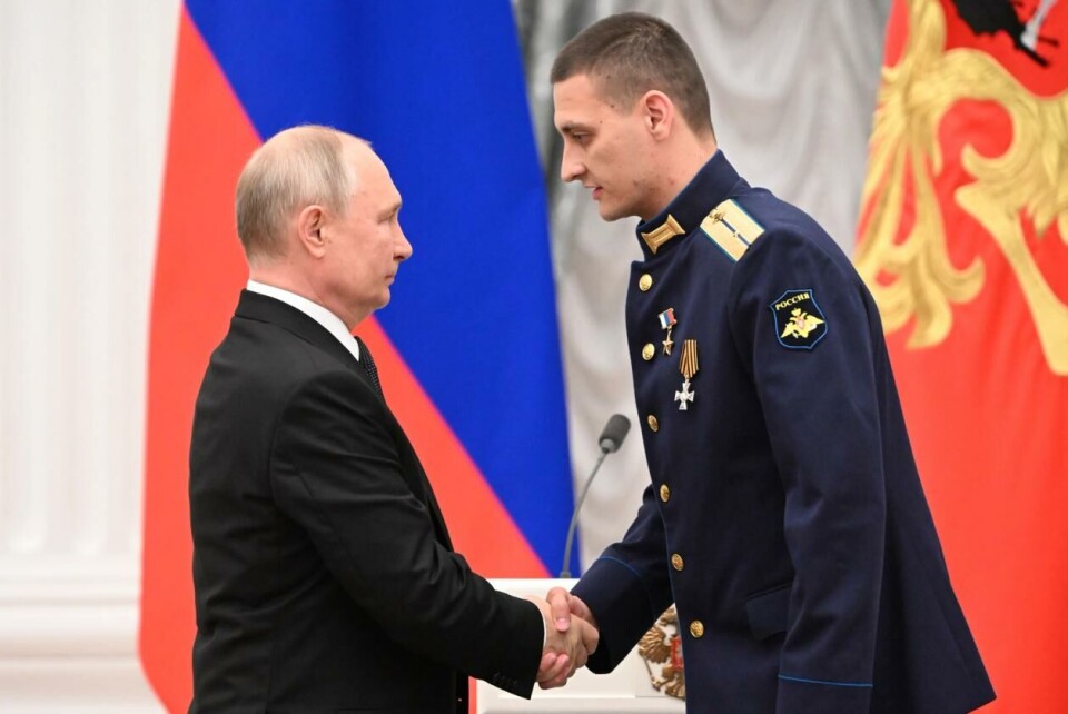 Russlands president, Vladimir Putin, håndhilser på juniorløytnant Aleksej Afanasjev under en medaljeseremoni i august 2023. Foto: Alexey Maishev, Sputnik, Kremlin Pool Photo via AP