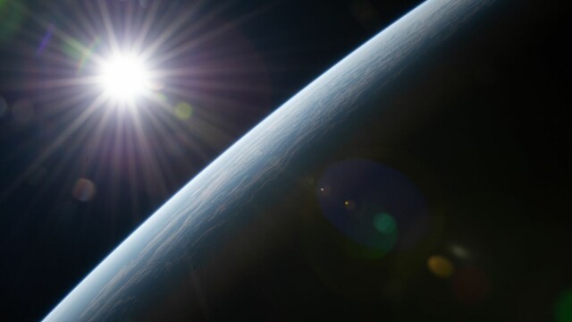 Sola og jorda sett fra den internasjonale romstasjonen juni 2022. Foto: ISS/NASA hovedbilde