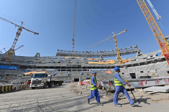 Bygningsarbeidere jobber med det nye Lusail stadion, rundt 20 km. nord for Doha. Bildet er tatt i 2019. Foto: Guiseppe Cacace, AFP hovedbilde