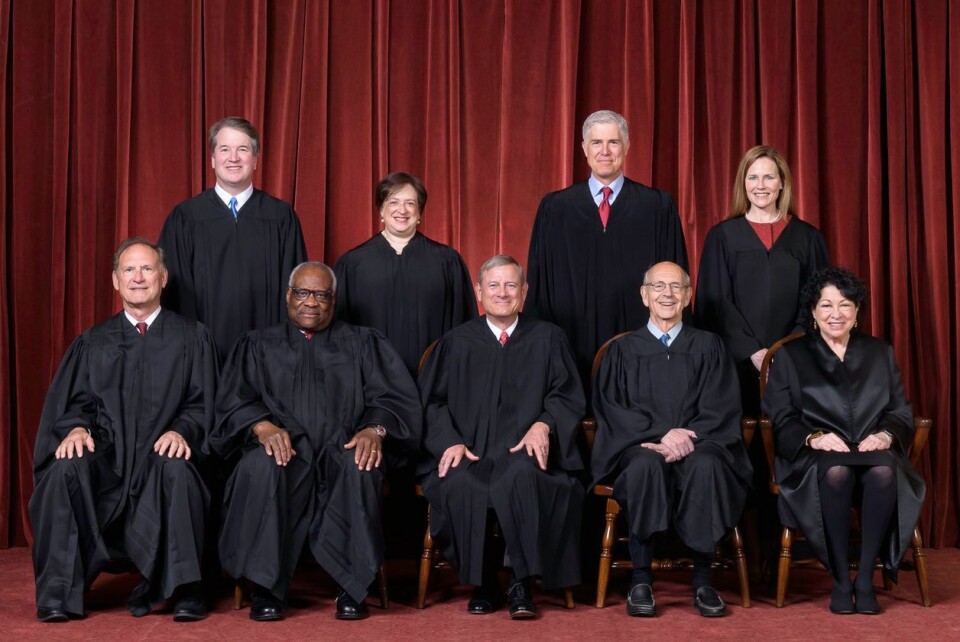 Amerikansk høyesterett består av ni dommere. Foran f.v. Samuel A. Alito, Jr., Clarence Thomas, John G. Roberts, Jr., Stephen G. Breyer og Sonia Sotomayor. Bak: Brett M. Kavanaugh, Elena Kagan, Neil M. Gorsuch og Amy Coney Barrett. Foto: Fred Schilling / Collection of the Supreme Court of the United States.