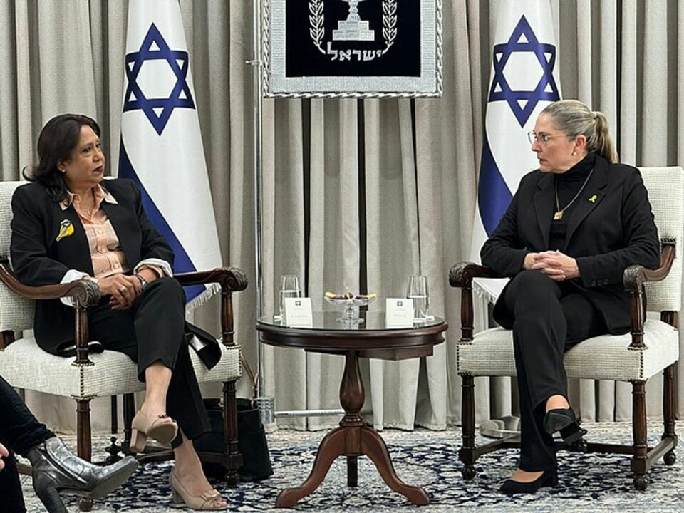 Kritikerne av Patten-rapporten er blant annet skeptisk til at ekspertgruppen for en stor del har vært avhengig av informasjon israelske myndigheter har delt. Her møter Patten Israels førstedame Michal Herzog under ekspertgruppens opphold i Israel i månedsskiftet januar-februar. Foto: Amos Ben Gershom/Wikimedia Commons