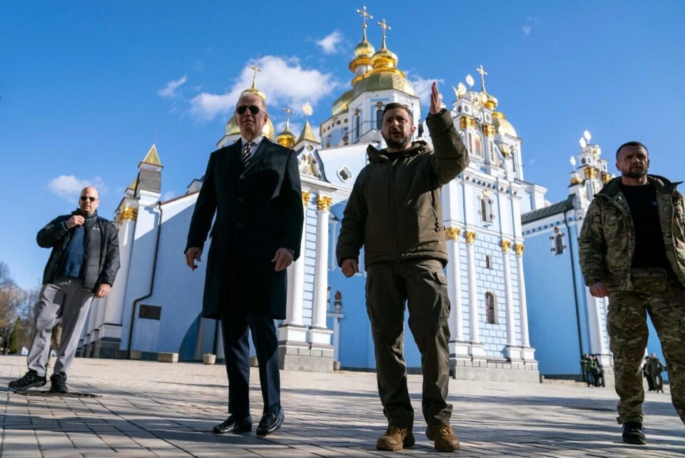 Presidenten i USA, Joe Biden, kom på uventet besøk til Kyiv denne måneden. Her sammen med Ukrainas president, Volodymyr Zelenskyj, utenfor St. Michael's Golden-Domed Cathedral. Foto: Evan Vucci / POOL / AFP