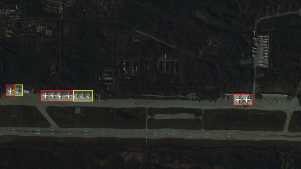 Et satellittbilde tatt 7. oktober viser syv strategiske bombefly av typen Tu-160 (markert i rødt) og fire Tu-95-fly (markert i gult) på Olenja-flybasen på Kolahalvøya. Foto: Planet Labs / Faktisk Verifiserbar