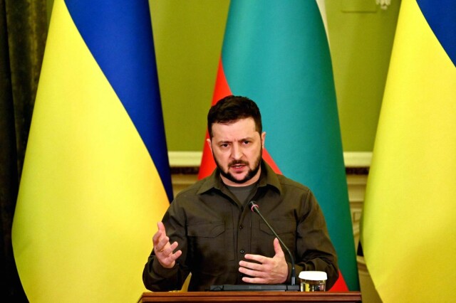 Den ukrainske presidenten, Volodymyr Zelenskyj, anklages for barnedrap i tre falske VG-artikler. Her er han på en pressekonferanse i Kyiv 28. april. Foto: Sergei Supinsky / AFP. hovedbilde