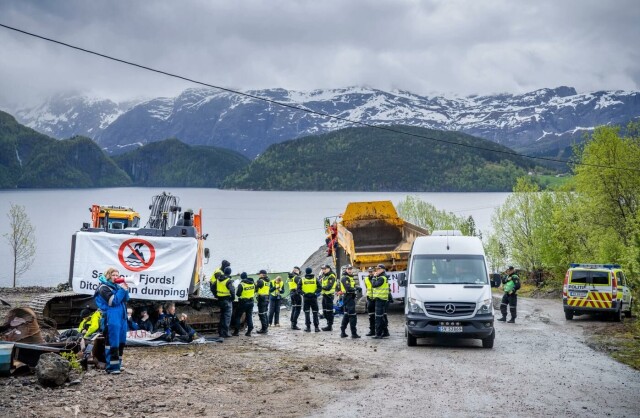 Demonstranter lenket seg fast med kjetting for å stanse etableringen av gruveprosjektet i Førdefjorden. Nordic Mining har fått konsesjon til å deponere 250 millioner tonn gruveavfall i sjøen. Foto: Ole Berg-Rusten / NTB. hovedbilde