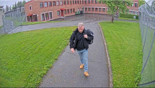 Politiet har frigitt et overvåkingsbilde fra da Stig Millehaugen forlot Trondheim fengsel onsdag morgen. Han kom ikke tilbake fra permisjonen, og er nå etterlyst internasjonalt. Foto: Trøndelag politidistrikt / NTB. hovedbilde