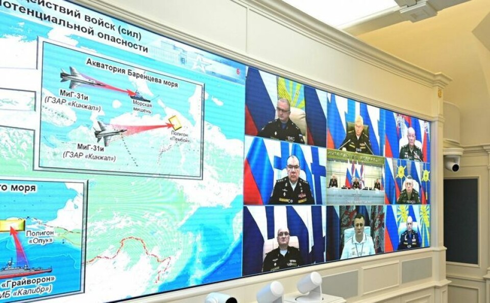 Det store kartet viser Barentshavet, der hypersoniske Kinzhal-missiler ble avfyrt fra MiG-31-fly under øvelsen i februar. Foto: kremlin.ru