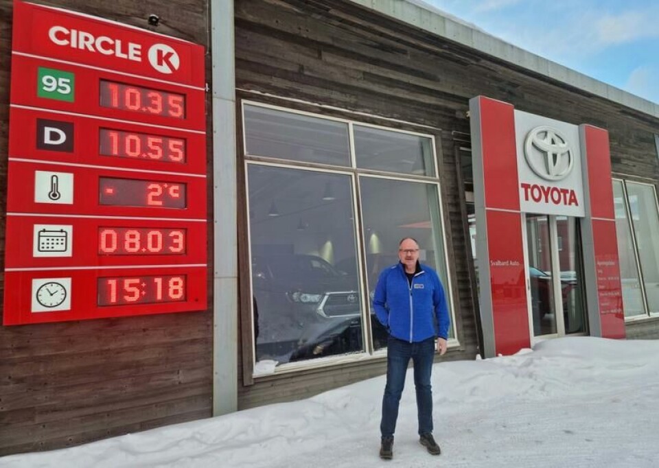 Daglig leder for Circle K Longyearbyen på Svalbard, Roger Eriksen, foran pristavlen 8. mars. På Svalbard er det ikke avgifter på drivstoff. Foto: Privat.