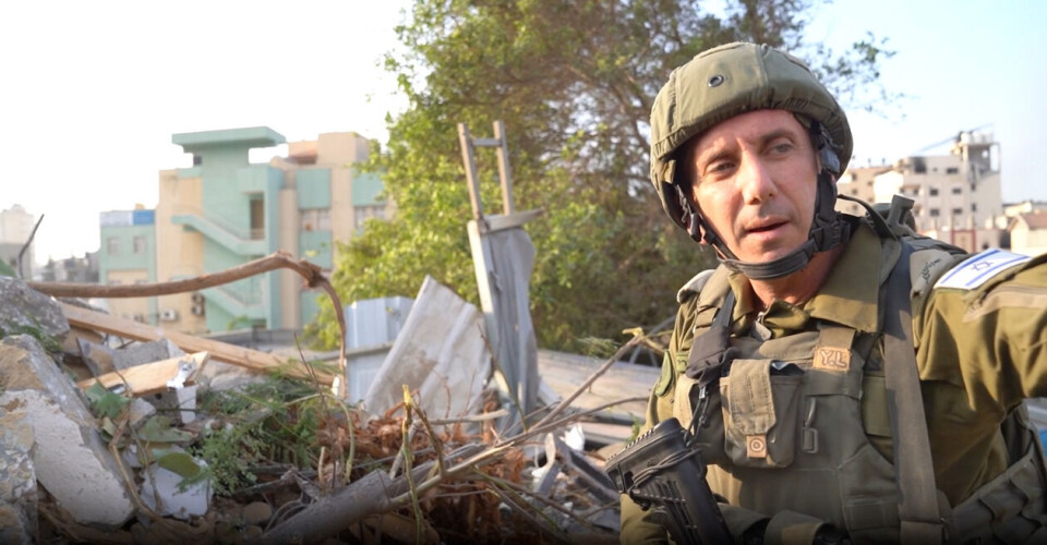 Her står IDF-talsperson Daniel Hagari utenfor Rantisi sykehus. Skjermbilde IDF-video, publisert 13. november.