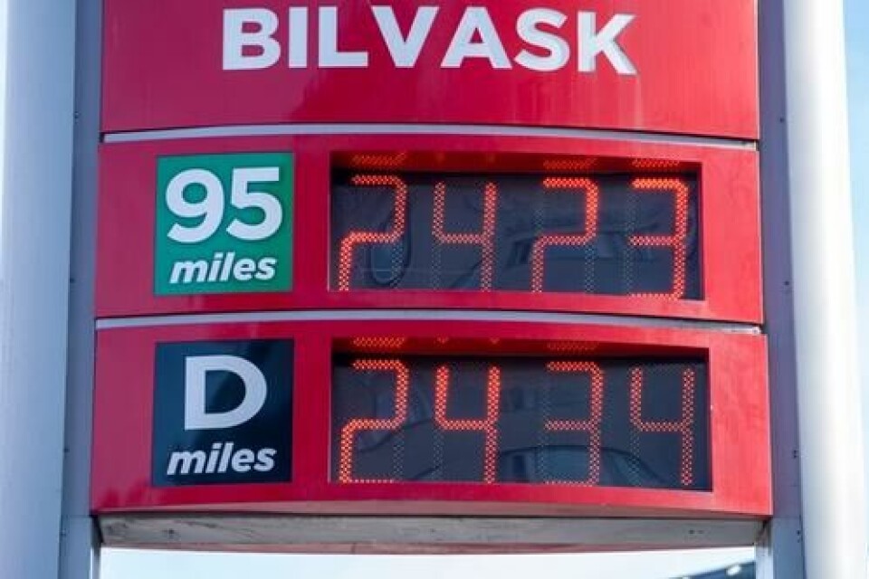 Dette bildet er tatt 8. mars, samme dag som bildet fra Svalbard. Pumpeprisen på drivstoff var da over 24 kroner per liter i Oslo-området. Diesel var dyrere enn bensin. Foto: Terje Pedersen / NTB.