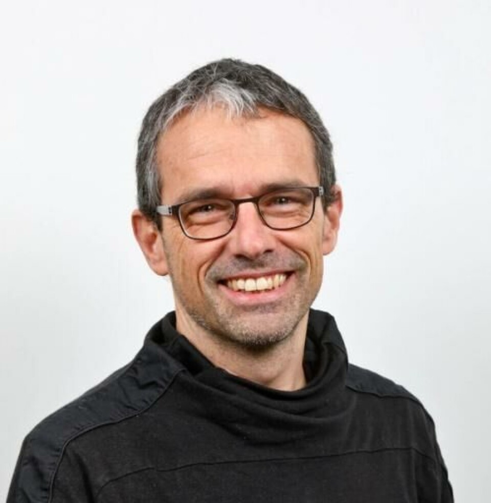 Stefan Holzheu, forsker ved Universitetet i Bayreuth i Tyskland, sier at det er helt utenkelig at brytere tilknyttet vindmøller slipper ut så mye SF₆-gass at det påvirker atmosfæren mer enn all flytrafikken i Tyskland. Foto: ochsenfoto.de.