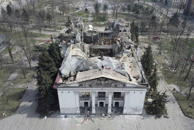 Ifølge ukrainske myndigheter ble minst 300 sivile som hadde søkt tilflukt i teateret i Mariupol, drept i et russisk luftangrep 16. mars. Dette bildet er tatt med drone 10. april. Foto: Pavel Klimov / Reuters / NTB. hovedbilde