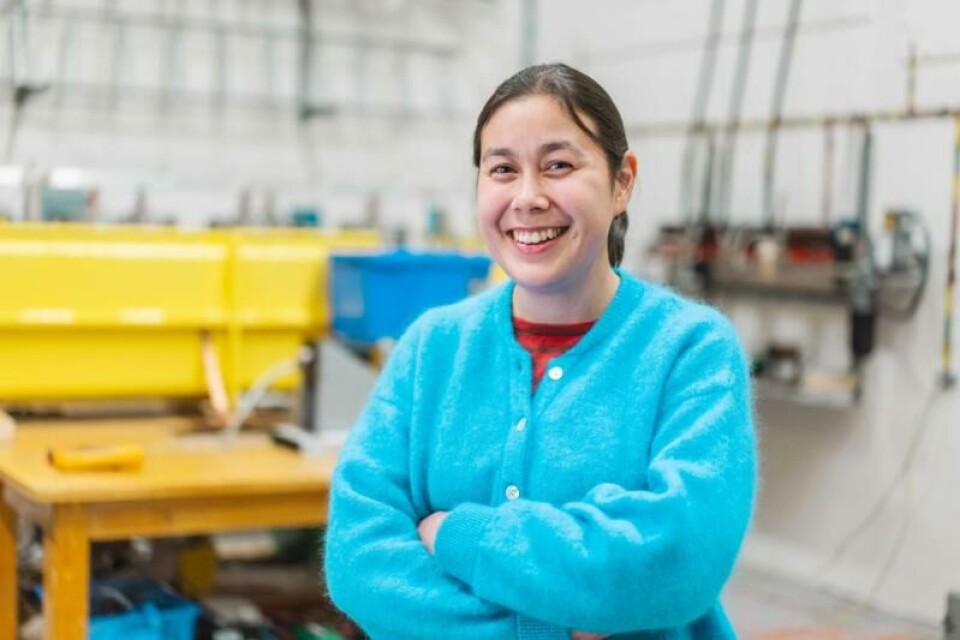 Nina Støa-Aanensen, forsker ved SINTEF Energy, sier at den farlige klimagassen SF₆ er hermetisk lukket inne i bryteren, og slipper ikke ut med mindre det oppstår en feil. Foto: SINTEF.
