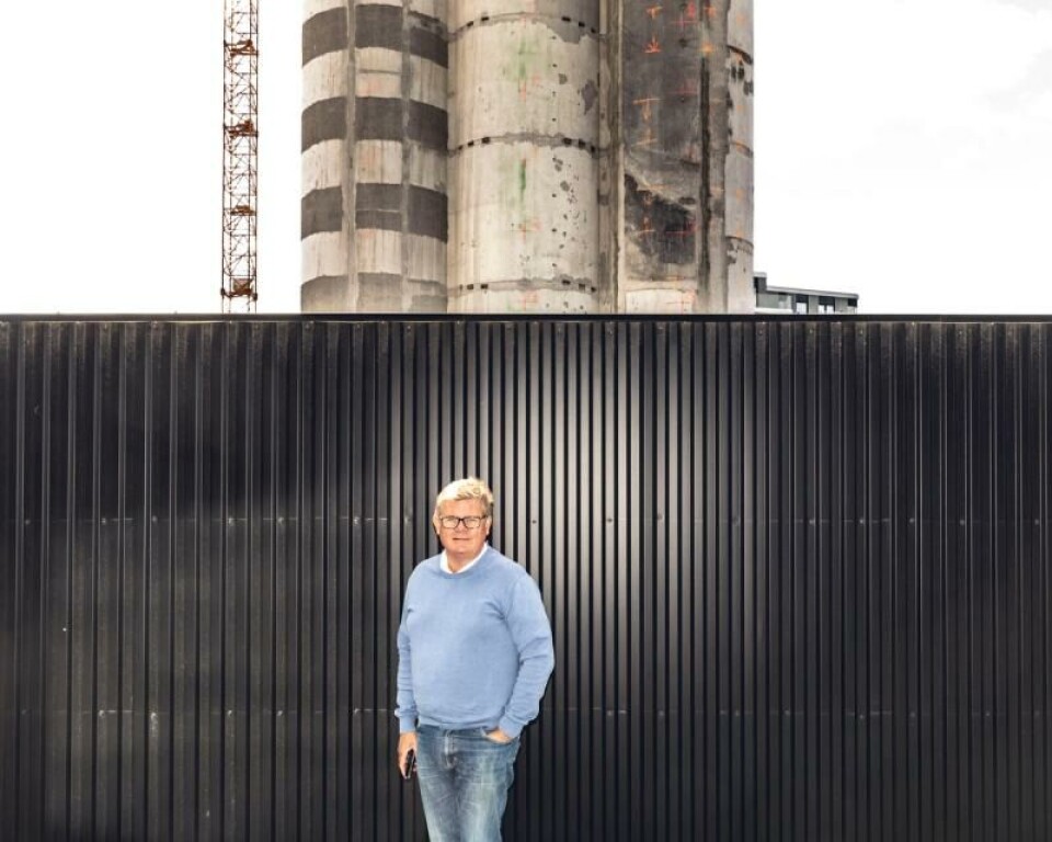 Tidligere ordfører Harald Furre (H) foran kunstsiloen som skal huse kunsten til milliardær og oljefondsjef Nicolai Tangen. Foto: Krister Sørbø / VG