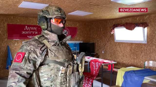 På TV Zvezda, som er det russiske forsvarsdepartementets egen kanal, sier en russisk soldat at han har funnet nazi-effekter i en leir for ukrainske barn og unge. Skjermdump: TV Zvezda. hovedbilde