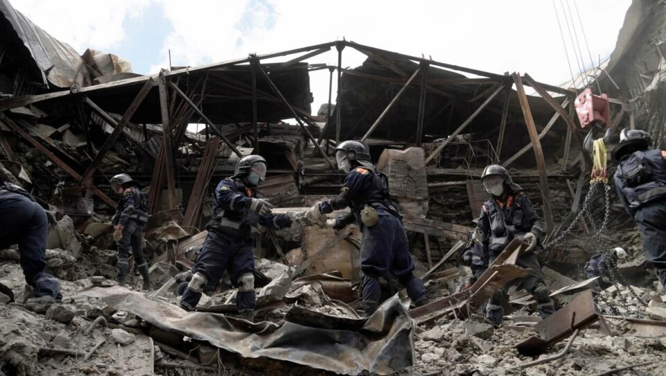 Russiske arbeidere rydder i ruinene 10. mai. Foto: AFP / NTB.